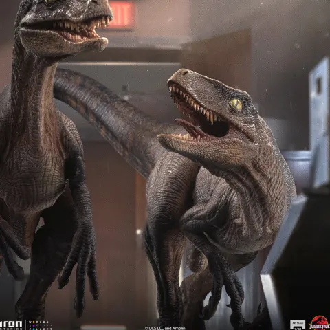 Pre-Order - Statue Raptors at the Kitchen’s Door – Jurassic Park – Art Scale 1/10 – Iron Studios