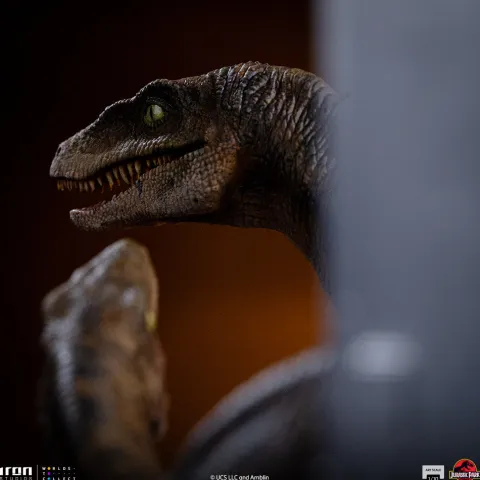 Pre-Order - Statue Raptors at the Kitchen’s Door – Jurassic Park – Art Scale 1/10 – Iron Studios